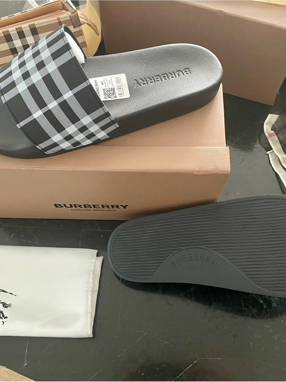 Men’s size 10 Check Slide Sandals